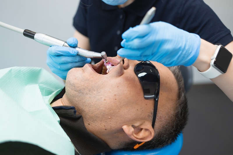 paciente haciéndose una limpieza dental