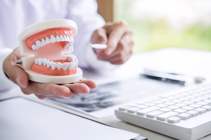 imagen de una boca y dentista simulando el cepillado dental